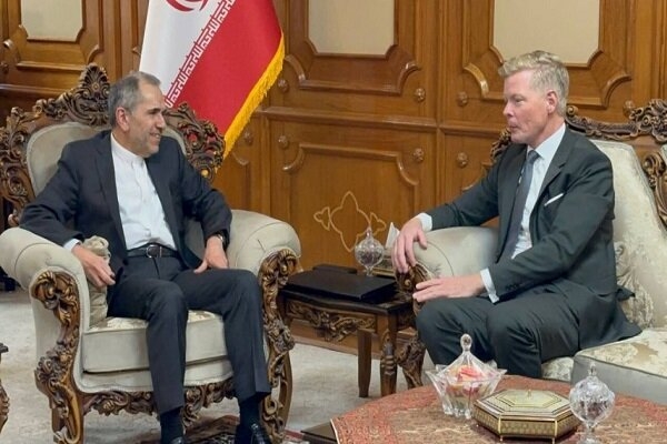 المبعوث الأممي مع نائب وزير الخارجية الإيراني في مسقط