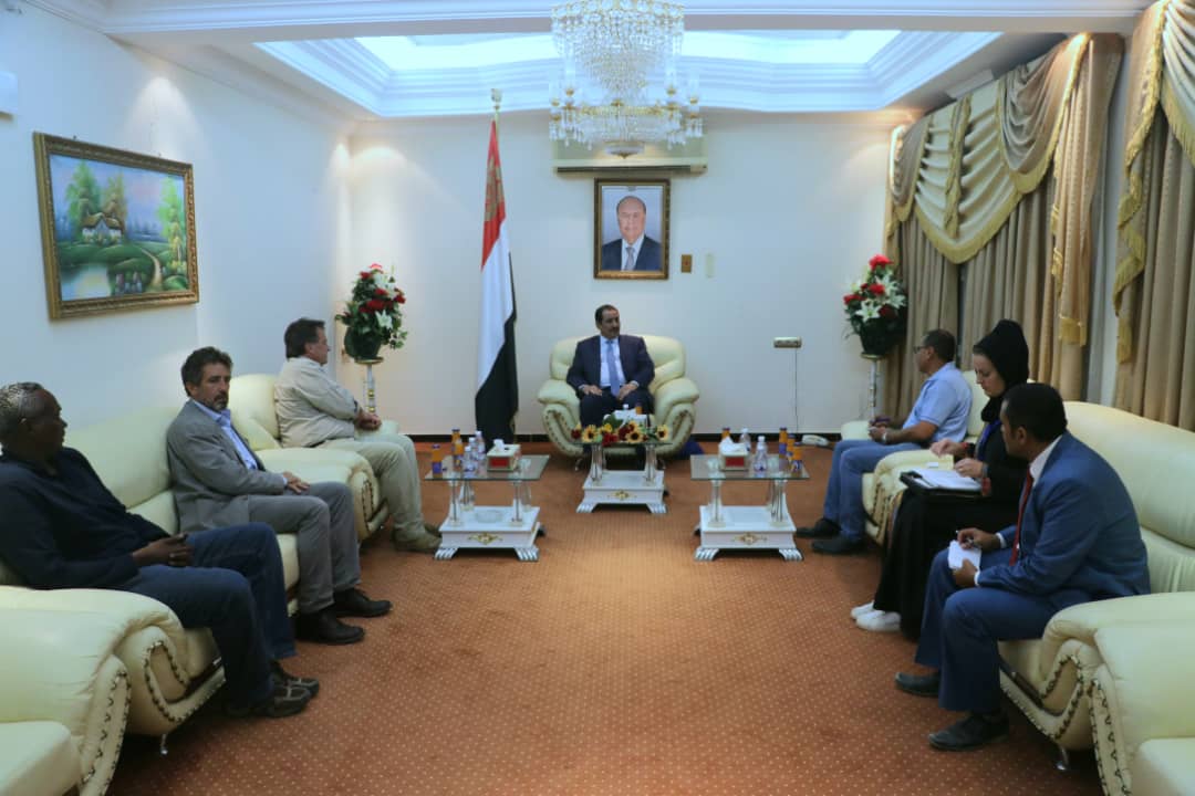 وزير الداخلية يبحث مع منسق الشؤون الإنسانية فتح مكاتب للمنظمات الدولية في المحافظات المحررة
