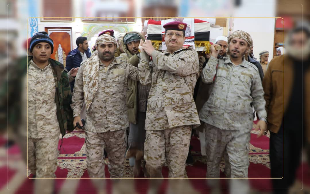 وزير الدفاع الفريق الركن محمد المقدشي يتقدم صفوف المشيعين لجثمان الشهيد اللواء ناصر الذيباني 