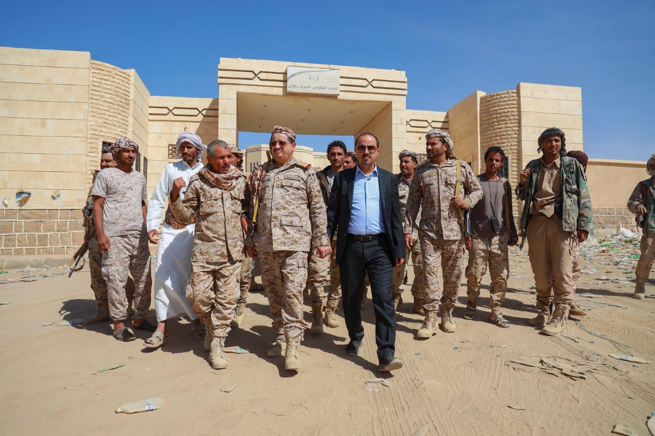 مارب.. وزيرا الدفاع والإعلام يتفقدان المجمع الحكومي في رغوان 