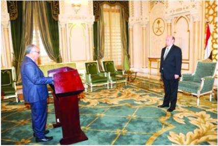 وزير المالية يؤدي اليمين الدستورية وناطق الحكومة ينفي خبر إلإفراج عن وزير الدفاع