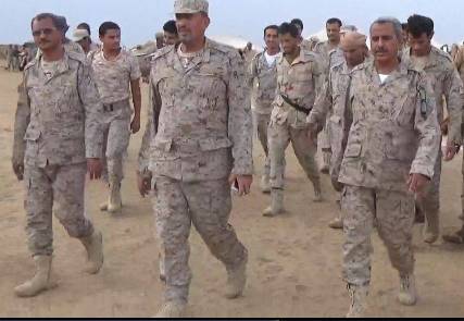 قائد المنطقة الخامسة يقوم بزيارة تفقدية لجبهات القتال