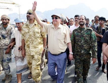 هادي يتفقد ميناء عدن ويتعهد بالتخلص من فوضى الميليشيات 