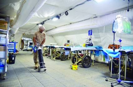 التحالف في اليمن يخصص مستشفى ميداني للجنود يحوي عدة أقسام بينها الطوارئ (صور)