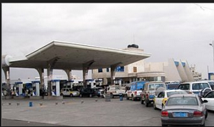 سحب تراخيص عدد من محطات الوقود في العاصمة صنعاء ، وملاك المحطات يحملون الحوثيين كامل المسؤولية 