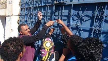شباب أحزاب المشترك يغلقون مقره في صنعاء وإغلاق مقر الحزب الاشتراكي