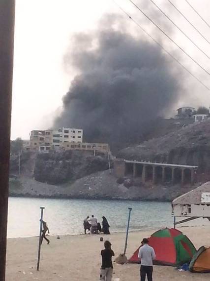 نجاة مدير أمن عدن من محاولة اغتيال بسيارة مفخخة استهدفت منزله ومقتل اثنين من حراسته وإصابة آخرين (صورة)