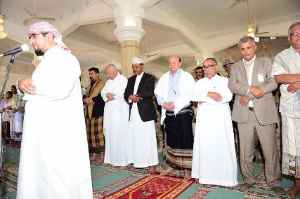 هادي وقيادات حكومية وعسكرية يؤدون صلاة الجمعة في عدن وسط تفاؤل شعبي
