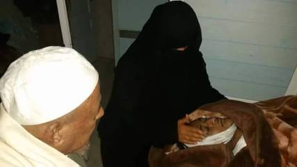 والدة الشهيد تودع نجلها بتوزيع الحلوى وتلقي كلمة تحث على التضحية والفداء لتعز (تفاصيل + صور)