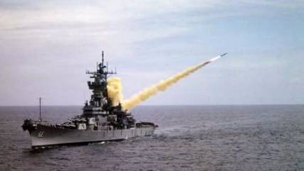 طائرات وبوارج التحالف تقصف منصات صواريخ ومخازن أسلحة وآليات للحوثيين بالمخا الساحلية