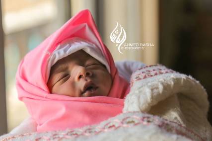 "اشهد يا الله" صرخة شاب من تعز مات طفله المولود بسبب عدم وجود الأكسجين" (صور)