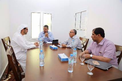 بحاح يلتقي مبعوث الإمارات إلى اليمن ويؤكد عزم الحكومة على تحرير جميع المحافظات من المليشيات