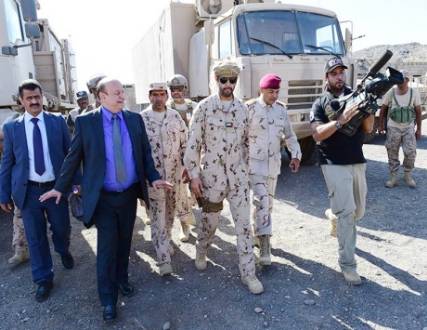 هادي يتفقد جبهات القتال ويبشر: تحرير تعز وشيك