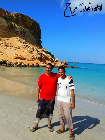 صورة.. بحاح يغادر عالم السياسية ويستغل وجوده في حضرموت لزيارة محمية شرمة   