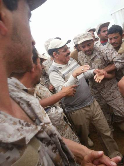 بالصورة .. ظهور للواء علي محسن مع الجيش الوطني يرعب الحوثيين وقوات صالح