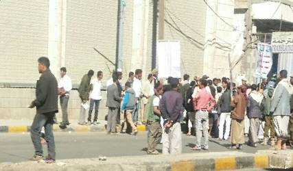 الان.. الحوثيون يعتدون على مسيرة لشباب الثورة بصنعاء ويختطفون عدداً منهم بينهم ناشطة