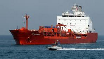 بسبب مماطلة شركة النفط .. قوات التحالف تمهل ناقلة المازوت 24 ساعة لمغادرة ميناء الحديدة