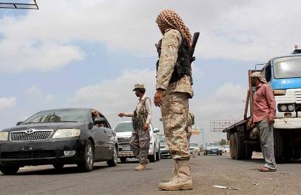 مجموعة مسلحة تعدم 19 عسكريا جنوبيا في أبين والقاعدة تنفي صلتها بالحادث 