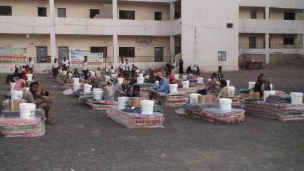 توزيع معونات إيواء طارئة لـ 370 أسرة مهمشة نازحة في تعز