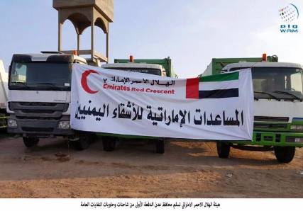الهلال الأحمر الإماراتي يسلم محافظ عدن الدفعة الأولى من شاحنات وحاويات النظافة