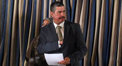 بحاح: الحكومة تواجه ارهاباً دخيلاً والجماعات المتطرفة تحول دون الإعمار 