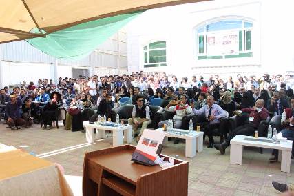 طلاب الجامعة الإماراتية يدعمون مرضى السرطان ويرسمون البسمة في وجوههم