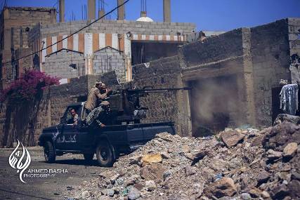 فيديو .. أثناء اقتحام المقاومة الشعبية القصر الجمهوري بتعز