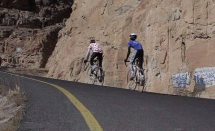 دراجون يمنيون يجوبون صنعاء بدراجاتهم رغم الغارات والقصف