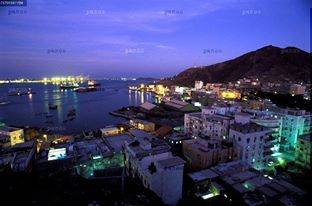 عدن: انفجارات عنيفة تهز حي"ريمي"....واعمدة الادخنة تتصاعد بكثافة من الحي