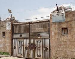 إب: الميليشيا تطلق عدداً من سجناء السجن المركزي ليس لهم علاقة بالأحداث.‎