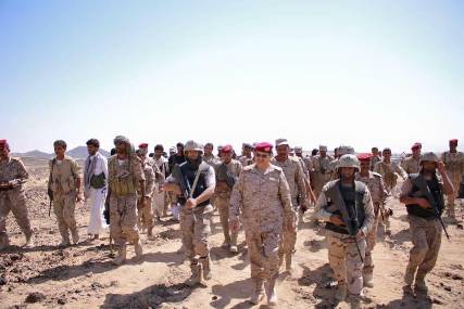 المقدشي يتفقد قوات تحرير"بيحان وحريب"ويقول إن التوجه صوب صنعاء "مسألة وقت"