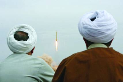 الرياض: إيران مستمرة في تهريب السلاح إلى الحوثيين