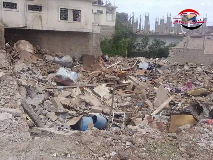 مليشيات الإنقلاب تواصل تفجير المنازل شرق مدينة تعز ( صورة)