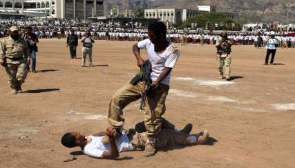 قائد عسكري: عثرنا على 9 براميل متفجرات بمنزل ملاصق لمعسكر بدر في عدن