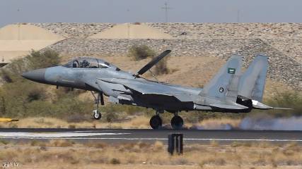 طيران التحالف يقصف معسكر الدفاع الجوي في المخا