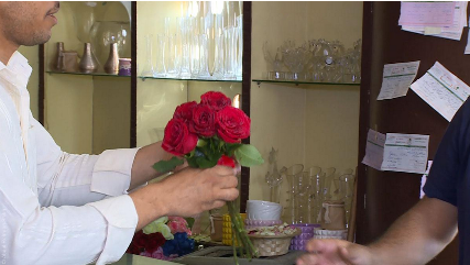 لماذا يخجل الرجال اليمنيون  من حمل الورود وإهدائها!!!