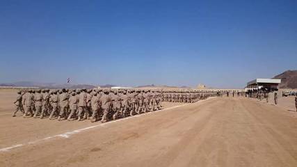 مقتل وإصابة 4 جنود في قصف للحوثيين على معسكر "صحن الجن" بمأرب عقب انتهاء العرض العسكري