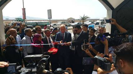 شاهد... أول وزارة يمنية تفتح مقرا لها بعدن بعد عودة هادي 