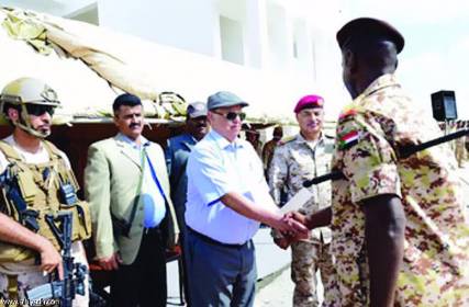 الرئيس هادي يمنح «وسام الشجاعة» لقائد القوات السودانية في اليمن