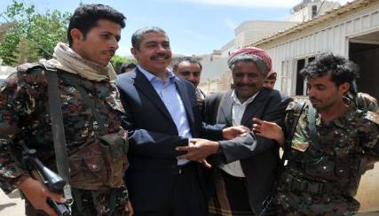 بحاح يغادر عدن بعد ساعات من وصوله إليها