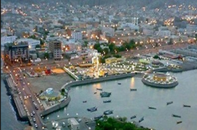 عاصفة رملية تجتاح معظم مدريات محافظة عدن أعقبها هطول أمطار غزيرة (صورة)