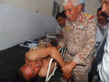 أول صورة للواء الحليلي قائد المنطقة العسكرية الأولى عقب استهدافه بسيارة مفخخة