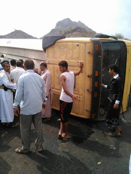 بالصور: انقلاب قاطرة نقل بترول في جبال المحويت