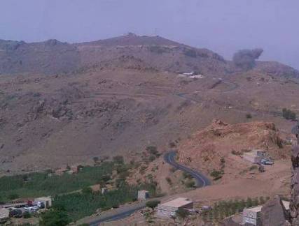 غارات للتحالف تتسبب في قطع طريق "صنعاء الحديدة" وأخرى تستهدف معسكر المنار