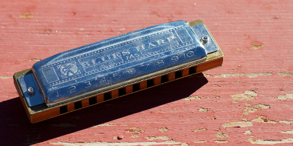 رحلة شاب يمني من الموسيقى الى الإلحاد الى البحث عن ملاذ أمن 