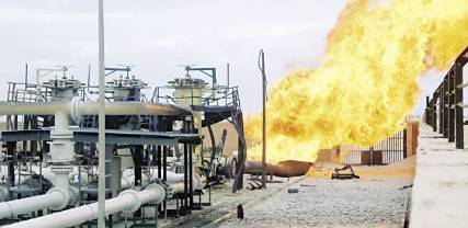 حريق هائل جراء تفجير خط نفط رئيسي في عدن