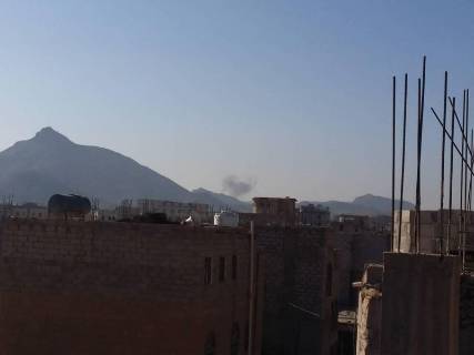 طيران التحالف يعاود قصف معسكر النهدين جنوب العاصمة صنعاء