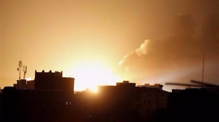 انفجارات هائلة جراء استهداف طيران التحالف لمواقع وسط مدينة إب