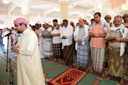 الرئيس هادي يؤدي صلاة الجمعة مع جموع المصلين بعدن (صورة)