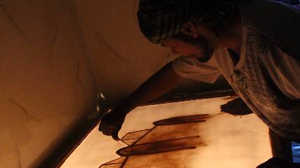 رسام يمني يبدع بالرمل وقشر البيض